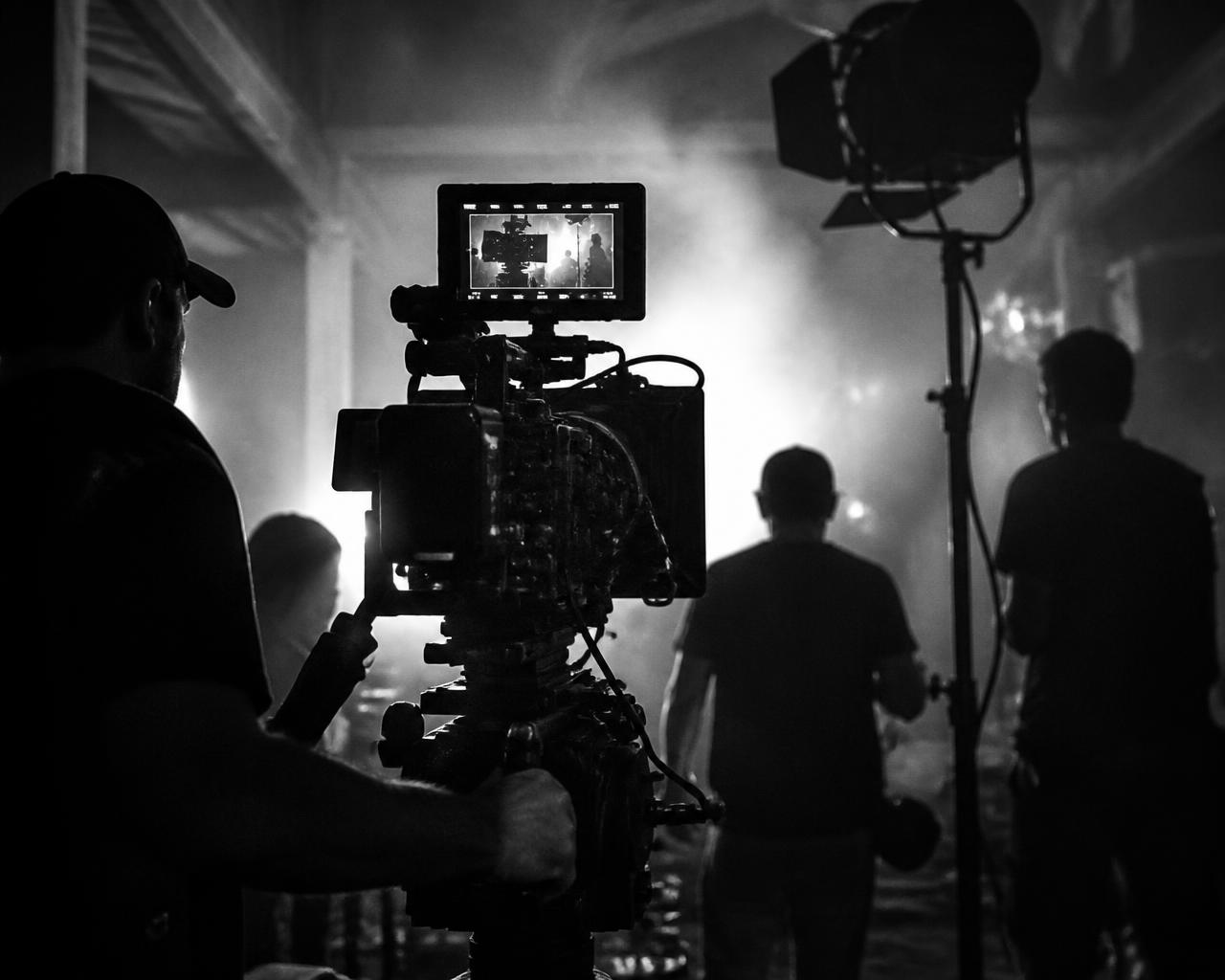 Set de grabación con equipo de producción